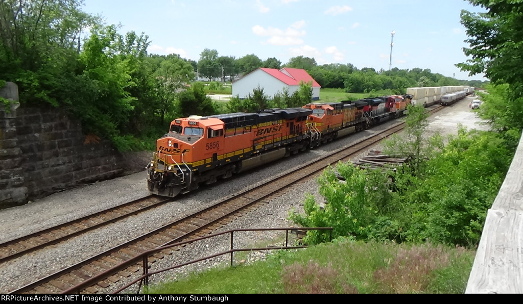 BNSF 5856 east